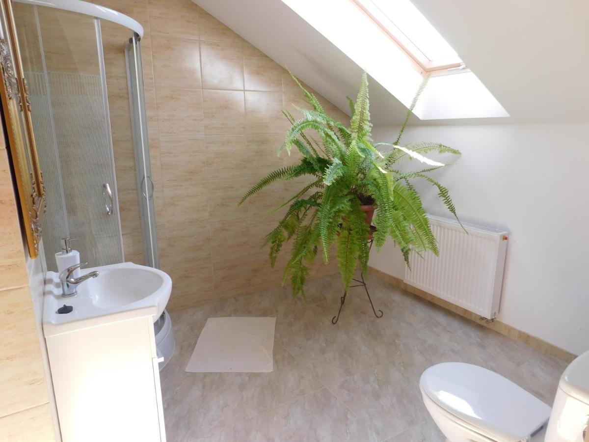Potok 5 Hotel Zloczew Kültér fotó