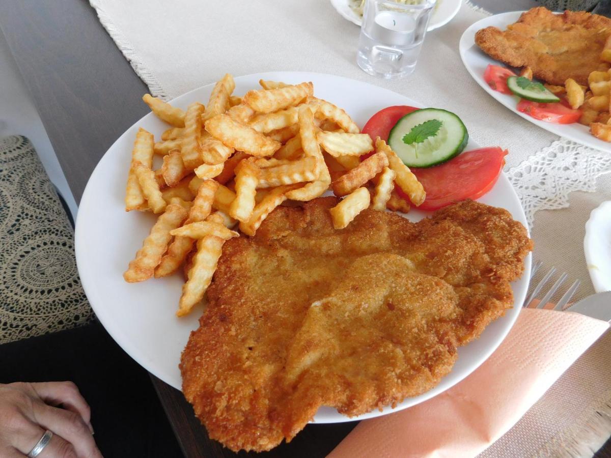 Potok 5 Hotel Zloczew Kültér fotó